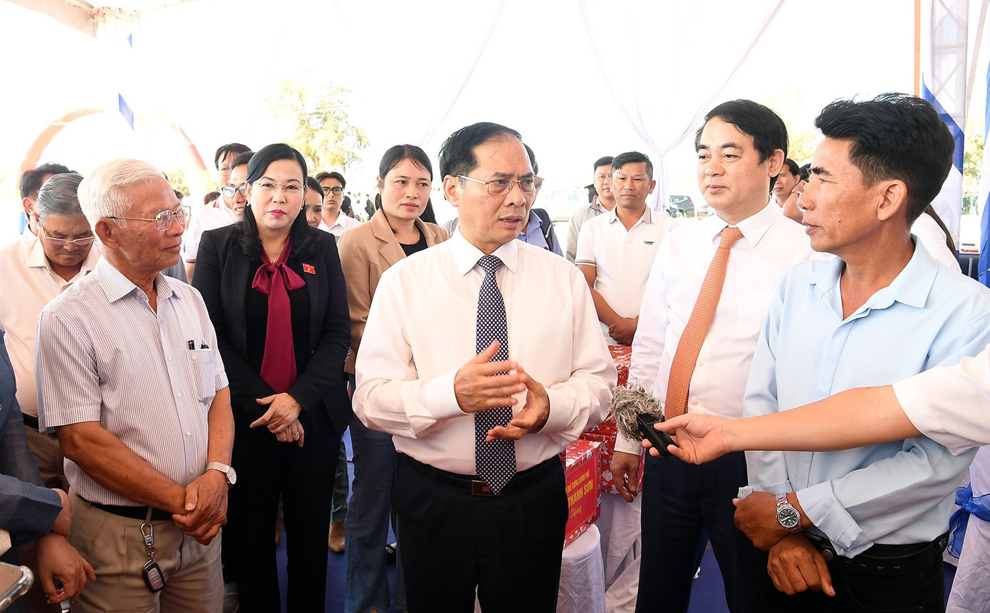 Phó Thủ tướng Bùi Thanh Sơn trao đổi, chia sẻ với người dân địa phương. Ảnh: Báo Chính phủ du.jpg