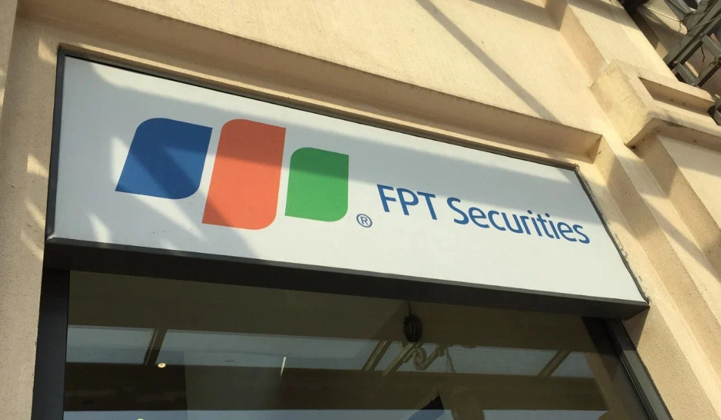 Chủ tịch công ty chứng khoán 12.000 tỷ đồng nộp đơn từ nhiệm