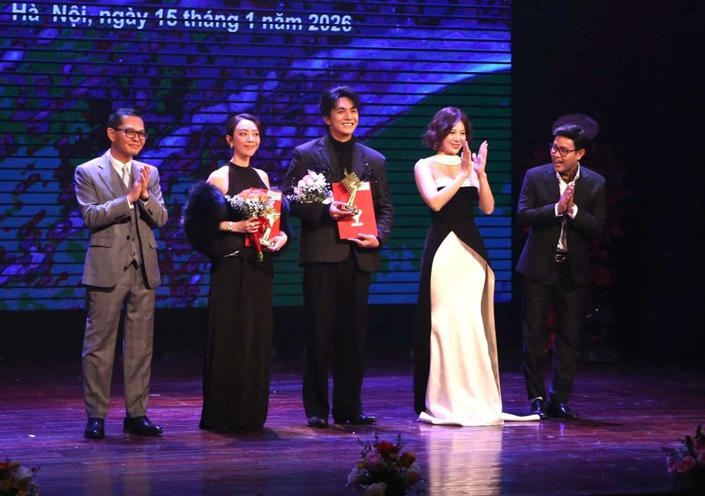 Mưa đỏ đón tin vui lớn - ảnh 4