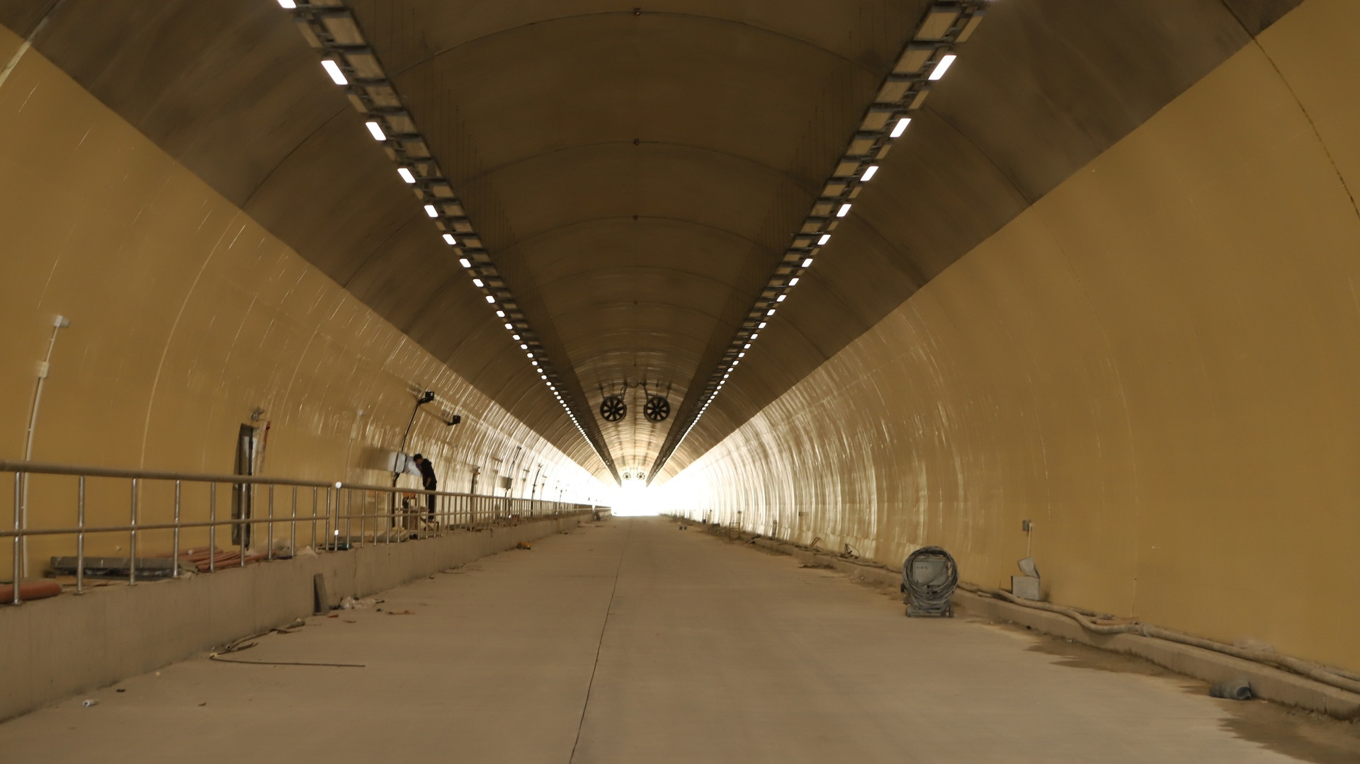 Chưa đầy 2 tuần nữa, chính thức thông xe hầm xuyên qua dãy núi chạy ra biển Đông: Nối thông 2 tỉnh hẹp nhất Việt Nam- Ảnh 2.