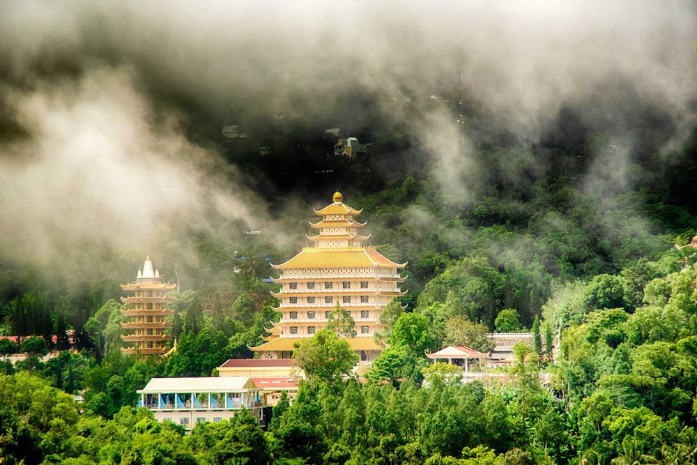 Ngọn núi được mệnh danh là 'nóc nhà miền Tây', sở hữu tượng Phật Di Lặc lớn nhất Đông Nam Á - ảnh 3