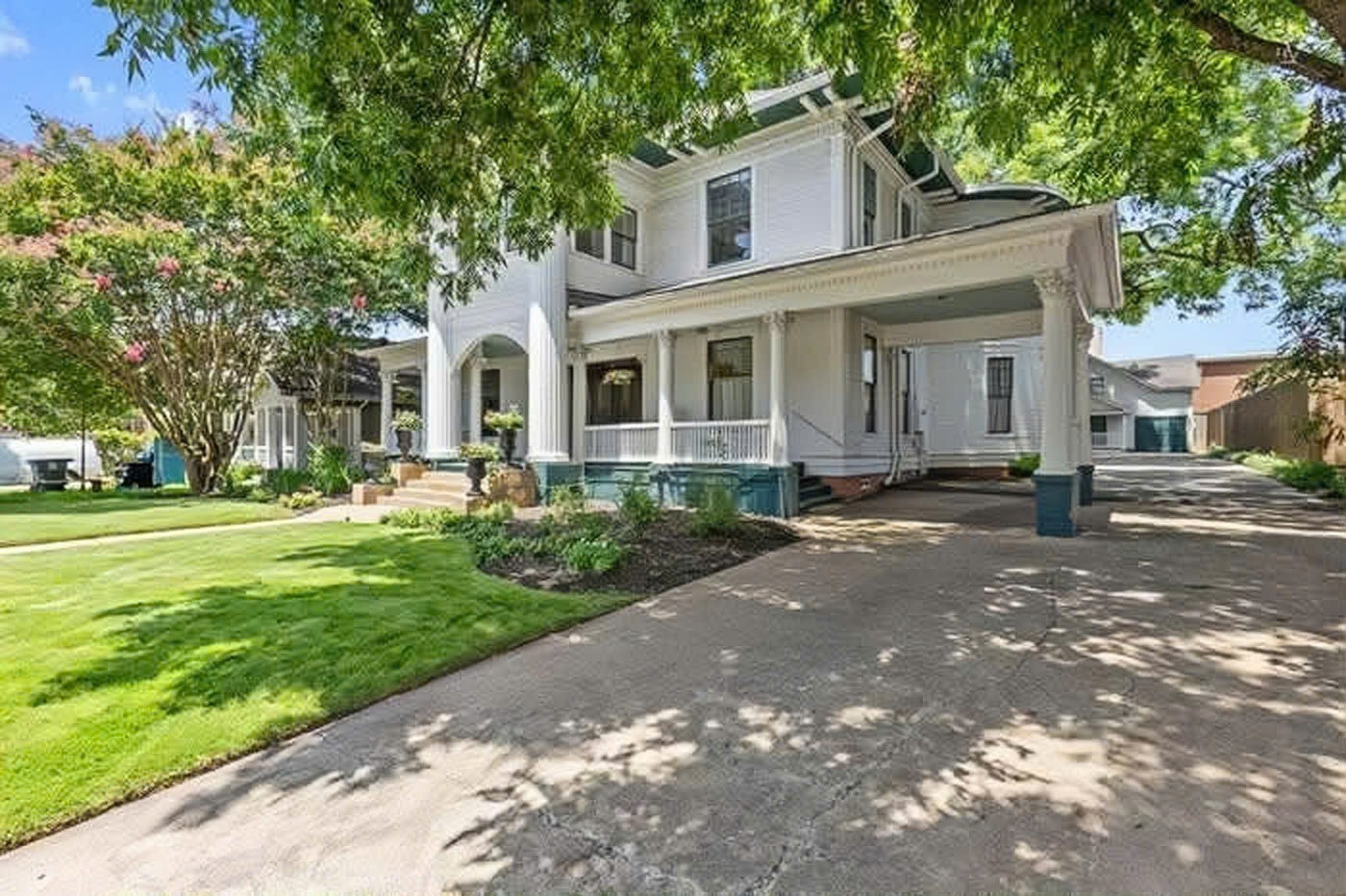 Căn biệt thự 7.600m2 của hoa hậu giàu nhất Việt Nam: Mua với giá triệu đô, gồm 2 căn nhà cổ lấy cảm hứng từ Hy Lạp cổ đại- Ảnh 3.