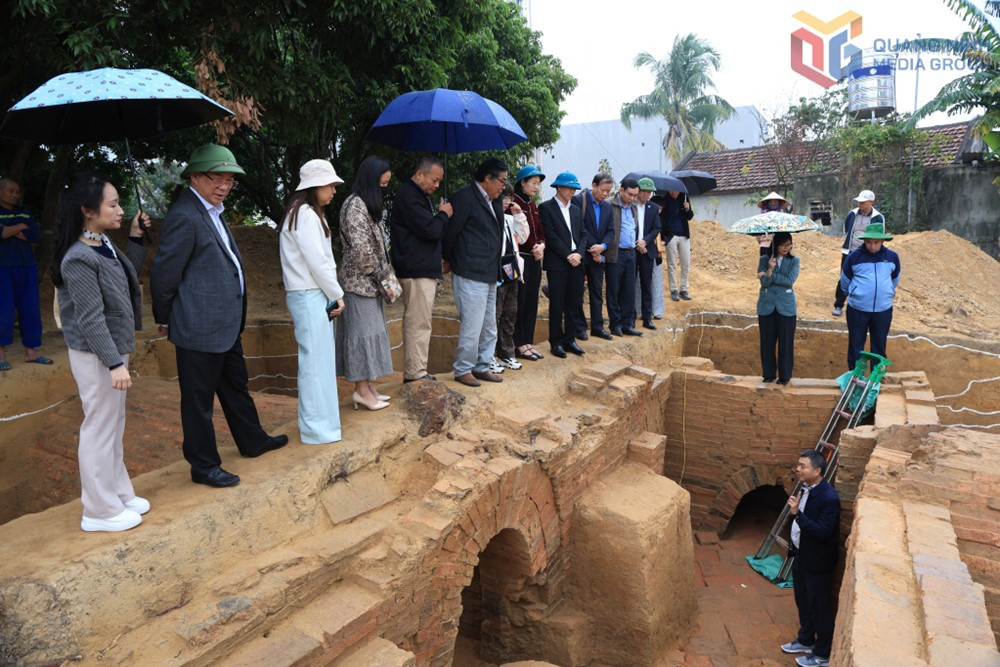 Người dân Quảng Ninh san mặt bằng xây dựng phát hiện cổ mộ gạch 2.000 năm, khai quật thu được nhiều di vật đắt giá - ảnh 1