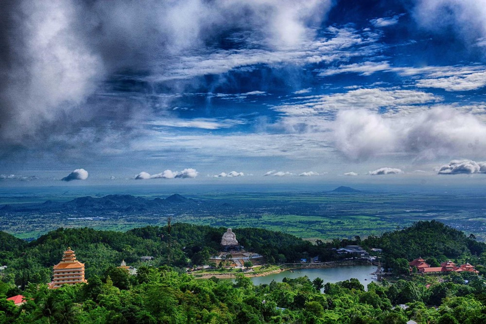 Ngọn núi được mệnh danh là 'nóc nhà miền Tây', sở hữu tượng Phật Di Lặc lớn nhất Đông Nam Á - ảnh 2