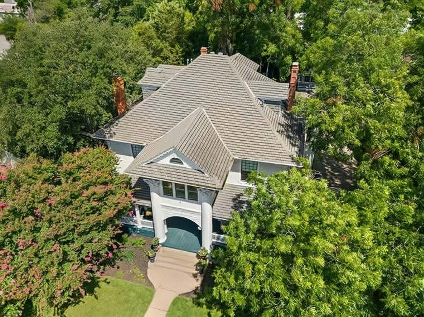 Căn biệt thự 7.600m2 của hoa hậu giàu nhất Việt Nam: Mua với giá triệu đô, gồm 2 căn nhà cổ lấy cảm hứng từ Hy Lạp cổ đại- Ảnh 1.