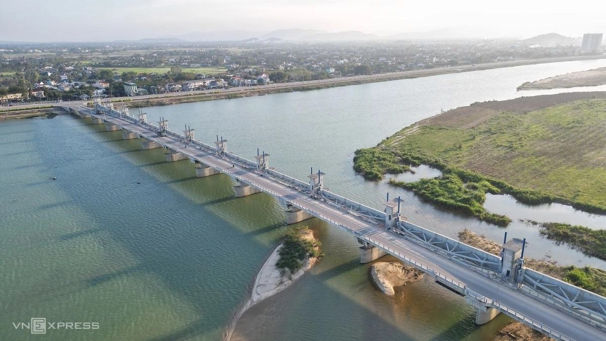 Sắp thông xe cây cầu thứ 7 bắc qua dòng sông huyền thoại lớn nhất tỉnh Quảng Ngãi - Ảnh 1.