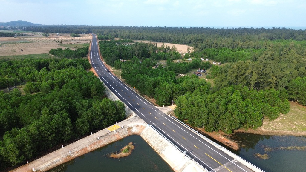 Tỉnh là ngã ba Đông Dương sắp thông xe 7km đường ven biển đẹp mắt với nhiều đoạn chạy xuyên rừng- Ảnh 1.