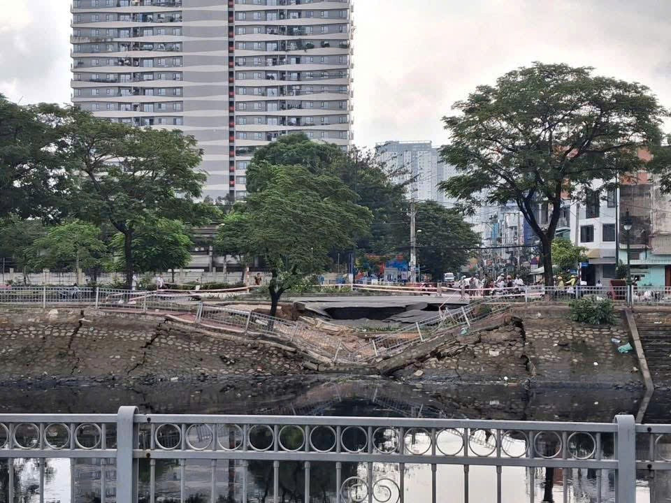 Mặt đường bất ngờ ‘gãy đôi’ - ảnh 3