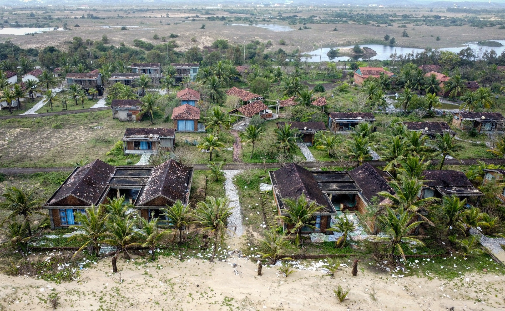 Cảnh nhếch nhác, lãng phí tại dự án resort ven biển, tọa lạc gần sân bay thứ 2 của TP rộng nhất Việt Nam- Ảnh 1.