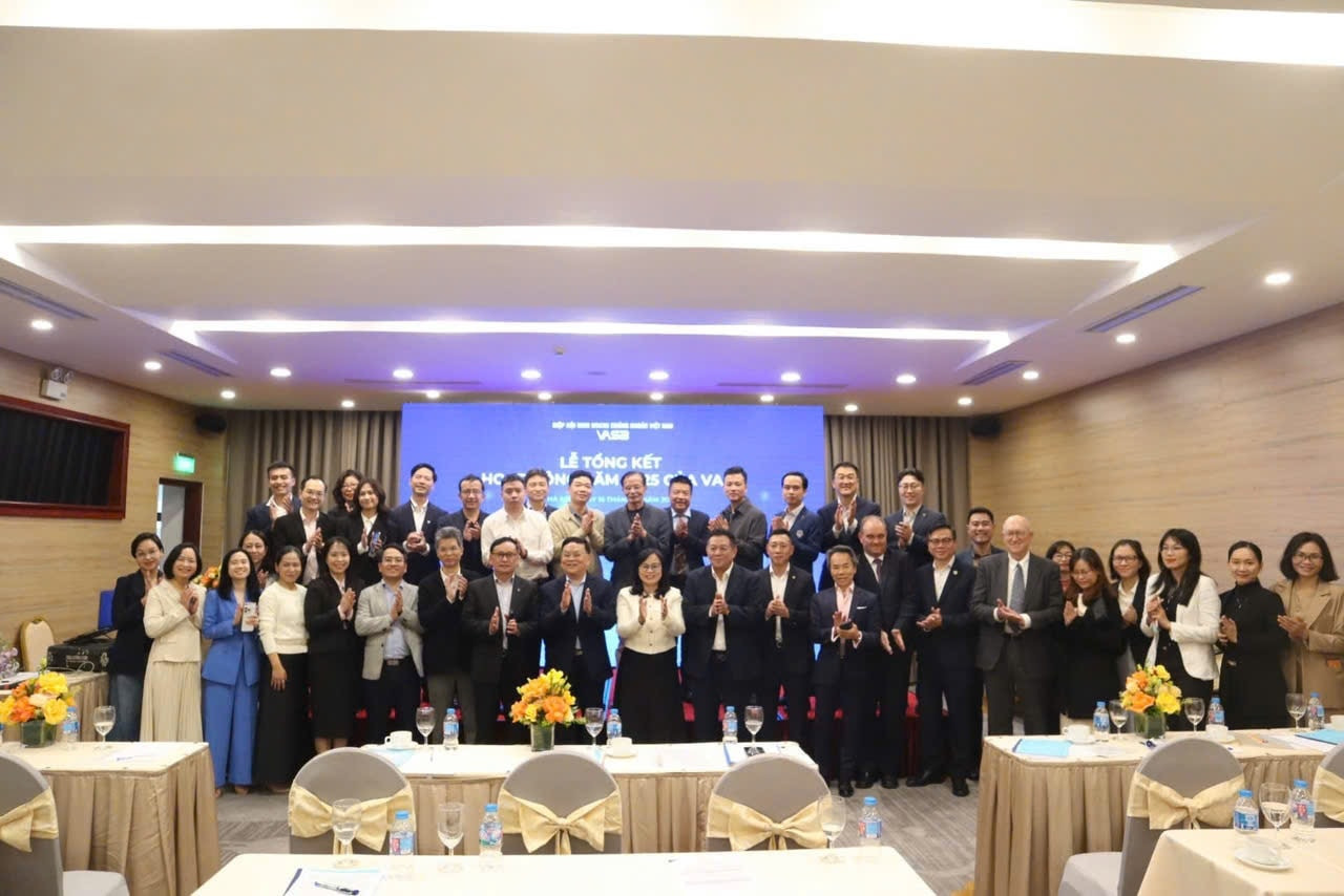 Các đại biểu chụp ảnh lưu niệm tại buổi lễ