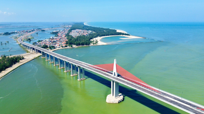 Chỉ vài tháng nữa, cây cầu dây văng vượt biển dài nhất miền Trung sẽ hoàn thành, kết thúc hơn 100 năm di chuyển bằng đò của người dân đôi bờ- Ảnh 1.