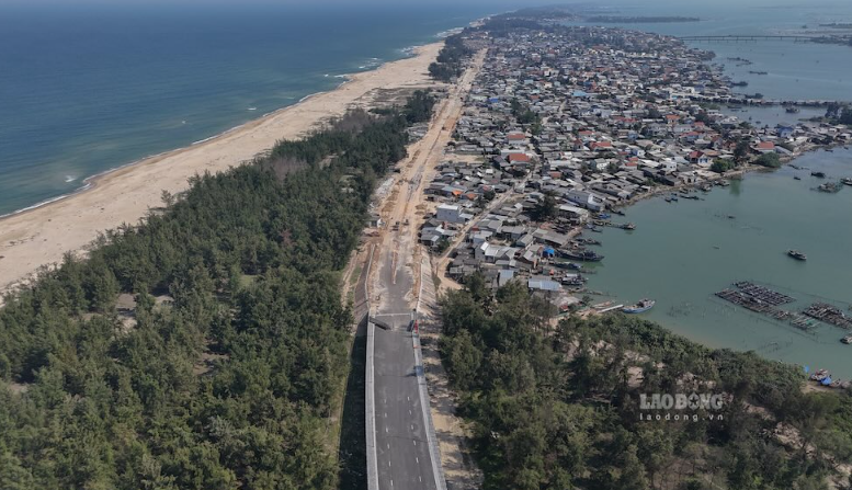 Chỉ vài tháng nữa, cây cầu dây văng vượt biển dài nhất miền Trung sẽ hoàn thành, kết thúc hơn 100 năm di chuyển bằng đò của người dân đôi bờ- Ảnh 2.