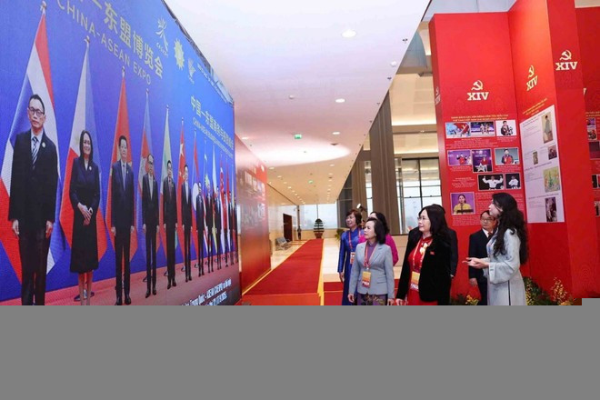 Đại biểu tham quan trưng bày ảnh của Thông tấn xã Việt Nam. (Ảnh: TTXVN)