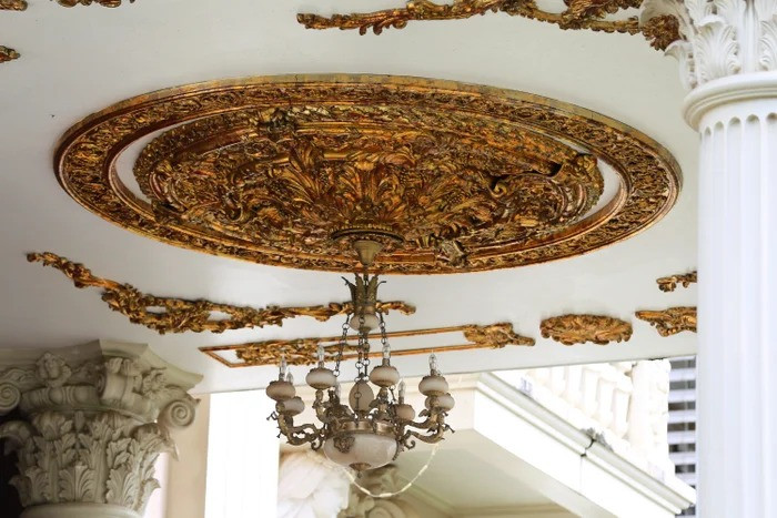 Tòa lâu đài 'bạch ngọc' gần 50 tỷ mang đậm phong cách Hy Lạp ở Việt Nam: Gỗ lát sàn dày đến 12cm, xây gần 10 năm mới hoàn thành- Ảnh 6.