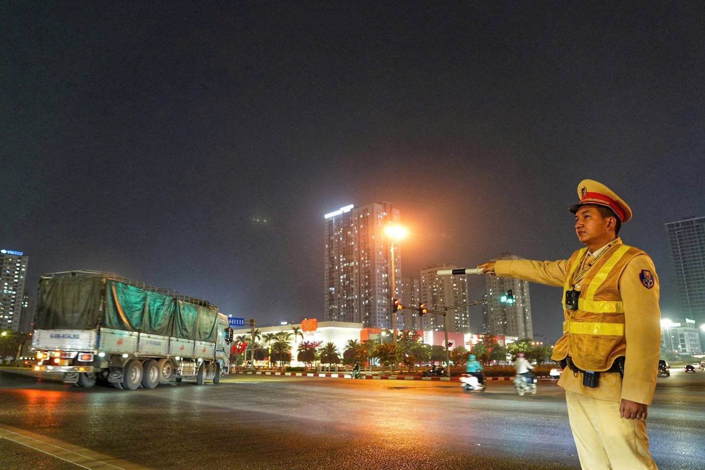 Lực lượng Cảnh sát giao thông tổ chức phân luồng giao thông phục vụ Đại hội XIV.