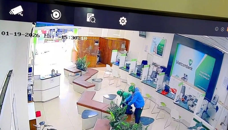 Truy tìm 2 nghi phạm cướp hàng tỷ đồng tại một ngân hàng ở Gia Lai - ảnh 1