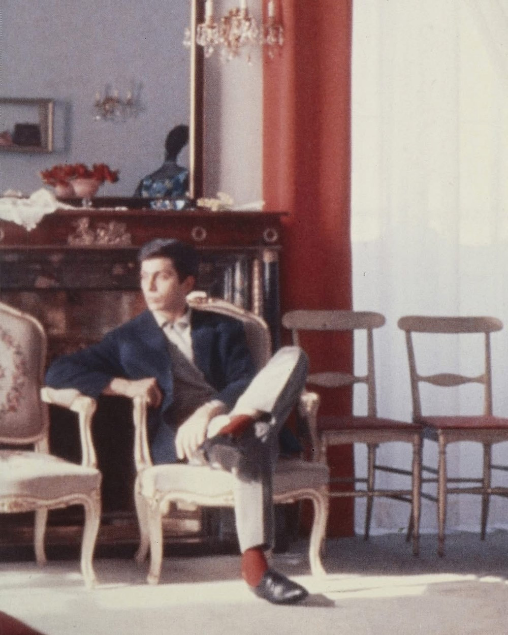 Nhà thiết kế thời trang nổi tiếng qua đời - ảnh 1