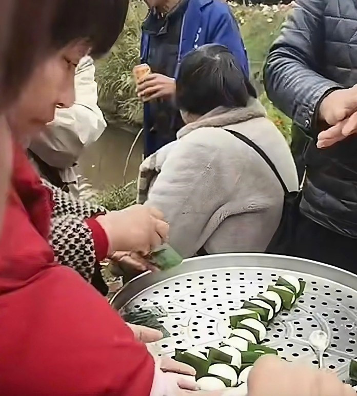 Chàng trai 29 tuổi mổ lợn, gói 10.000 bánh lá mời 4.000 người lạ ăn Tết - ảnh 1