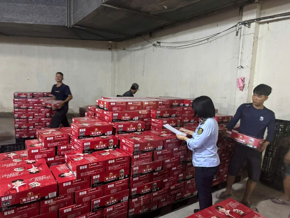 Tịch thu hơn 3.200 thùng bia nhãn ngoại không rõ nguồn gốc, trị giá gần 700 triệu đồng - ảnh 1