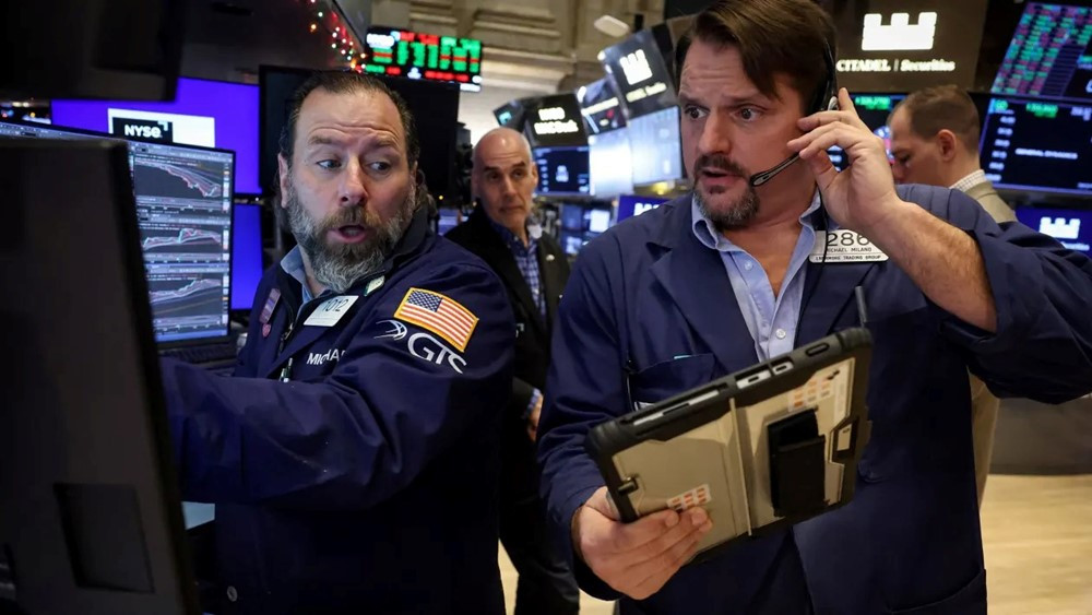 Dow Jones giảm gần 700 điểm, vàng phá kỷ lục mọi thời đại vì căng thẳng Greenland - ảnh 1