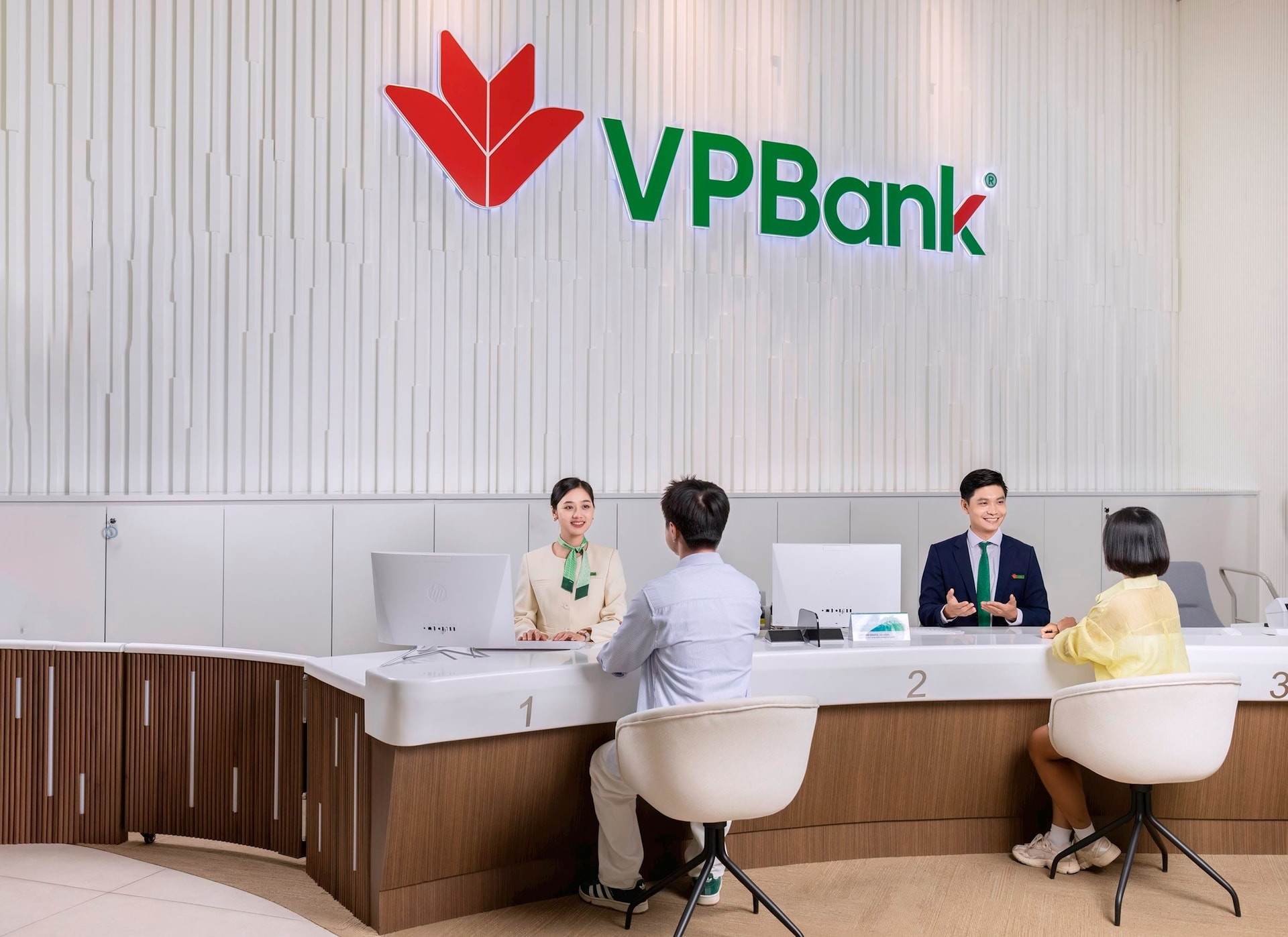 Thu nhập tăng mạnh, nhân viên VPBank vẫn 'đuối sức' không mua được 3 chỉ vàng/tháng