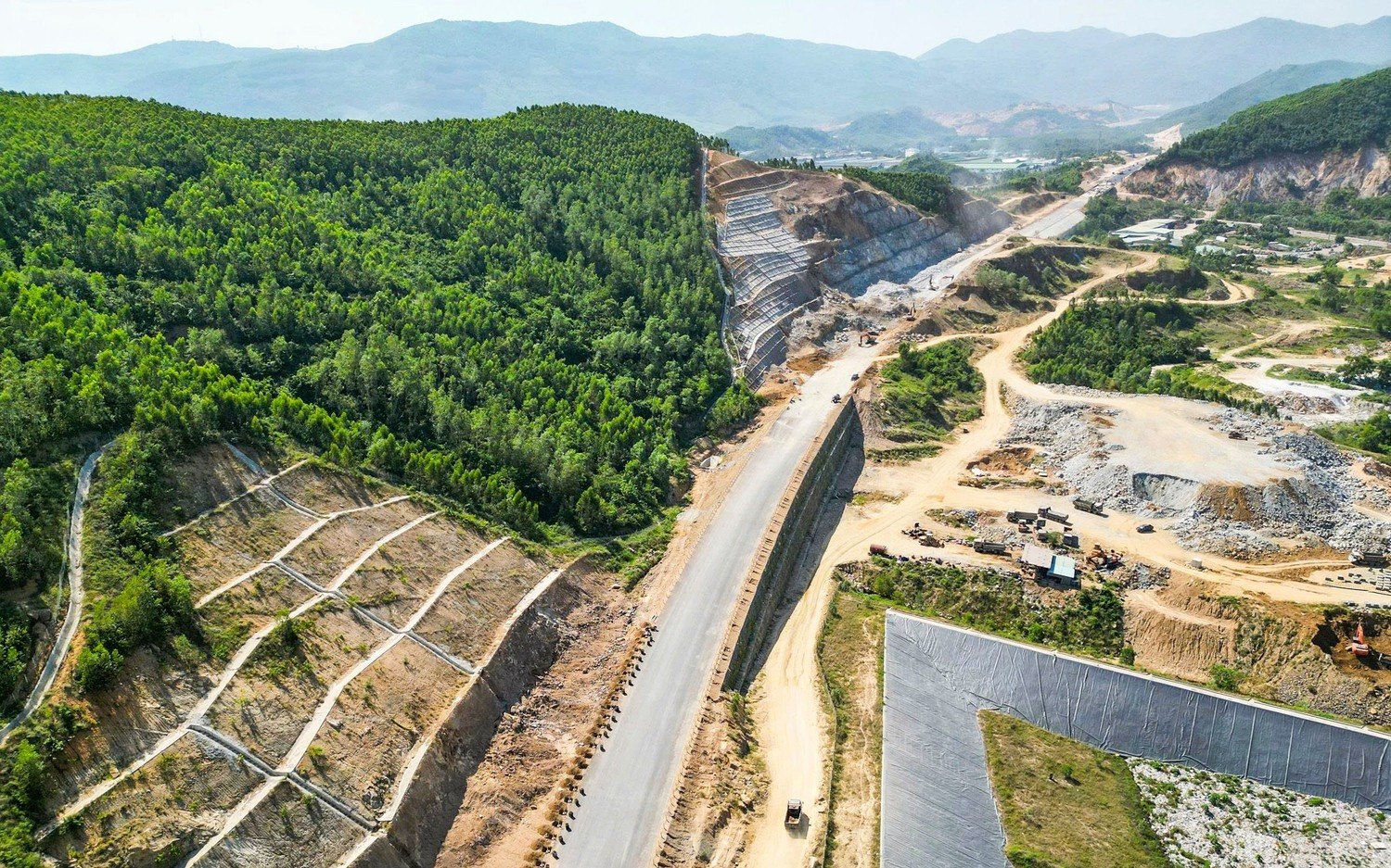 Nhà thầu triển khai tuyến cao tốc gần 15.000 tỷ đi qua 2 tỉnh rộng lớn bậc nhất Việt Nam bị phê bình tiến độ- Ảnh 1. Nhà thầu triển khai tuyến cao tốc gần 15.000 tỷ đi qua 2 tỉnh rộng lớn bậc nhất Việt Nam bị phê bình tiến độ- Ảnh 1.