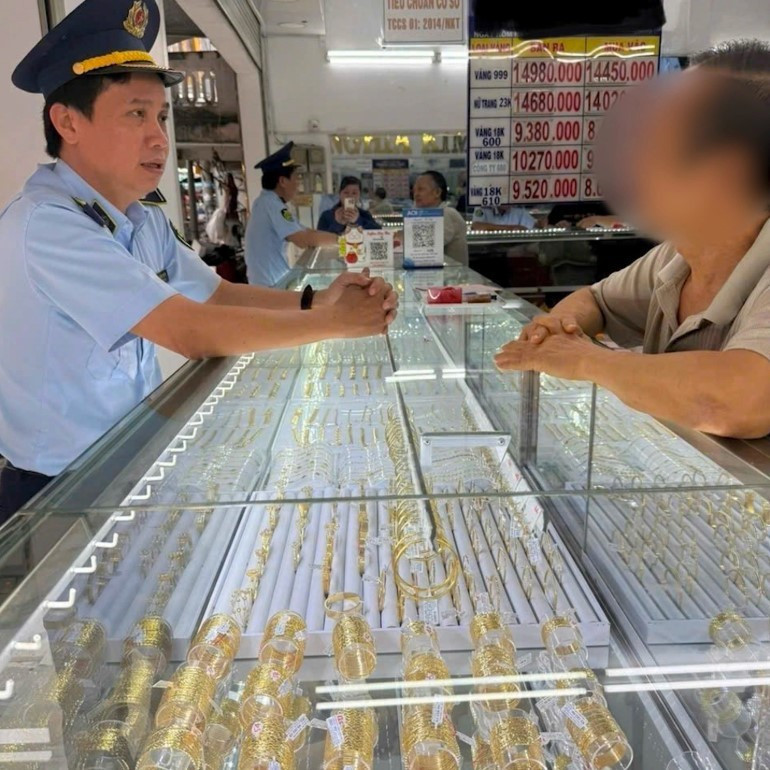 Xử phạt hành chính 2 tiệm vàng gia công, bán trang sức 'nhãn hiệu Chanel' - ảnh 1
