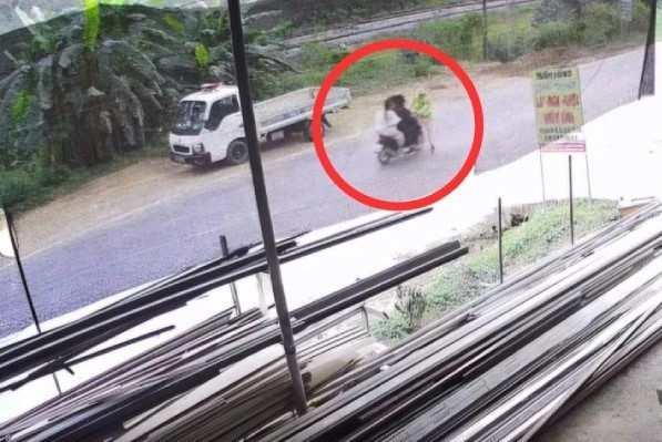 CSGT bị xe máy kẹp 3 tông gãy xương đùi và xương chậu - ảnh 1