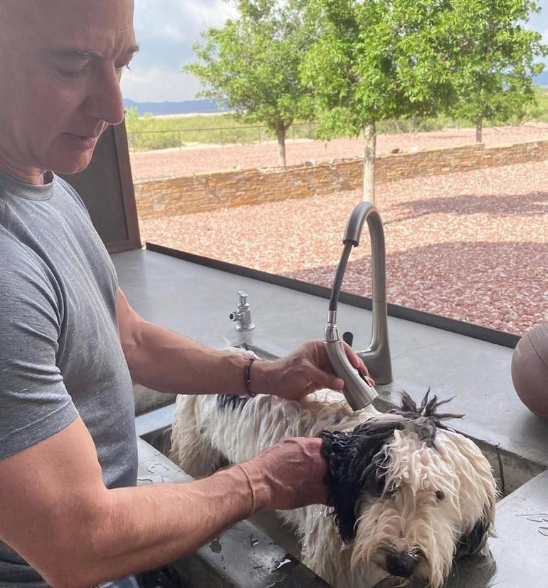 Jeff Bezos giàu tới nỗi khi ông chuyển nhà đã làm thâm hụt ngân sách của cả một tiểu bang - ảnh 1