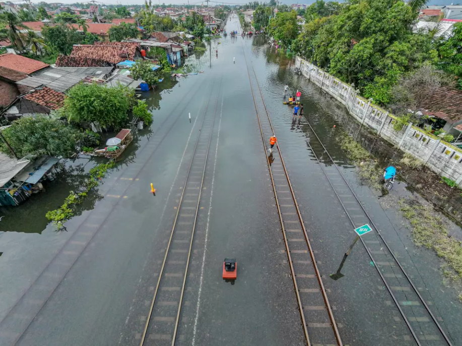 Công ty đường sắt Nhà nước tổn hại 5,4 tỷ đồng, hoàn tiền vé cho 18.000 khách vì trận lụt bất ngờ - ảnh 1