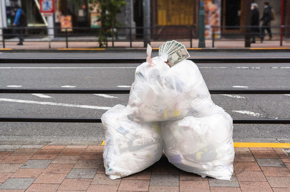 Người lao công phát hiện gần 3 tỷ tiền mặt trong túi rác, cảnh sát liền thu giữ và phát thông báo 'khẩn' - ảnh 1