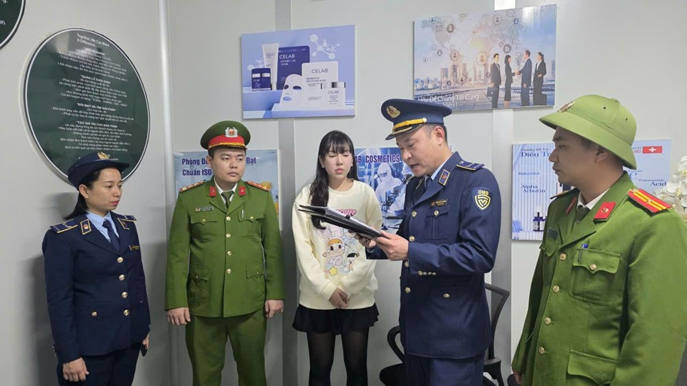 Khởi tố nữ Giám đốc SN 1996, khám xét, thu giữ hơn 11.000 chai thuốc nhuộm tóc mang nhãn Hamiko - ảnh 1