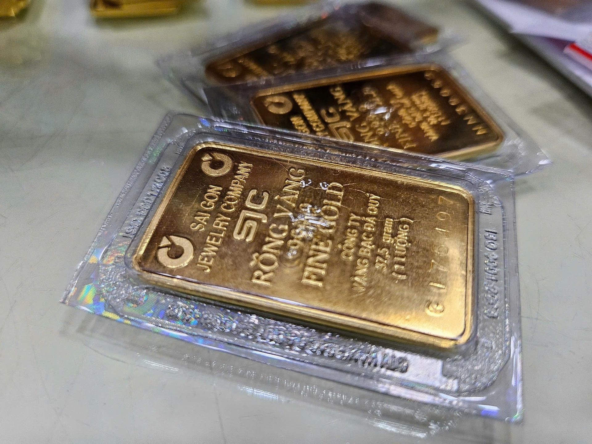 Giá vàng phá kỷ lục lịch sử, cán mốc 170 triệu đồng/lượng