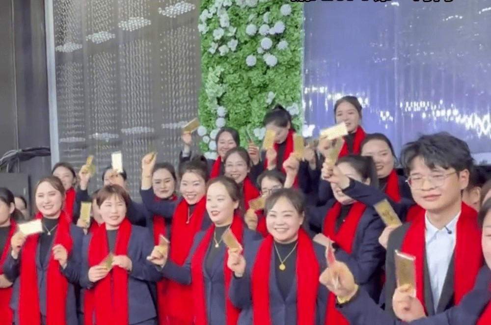 Ông chủ tiệm vàng 21 tuổi phát tiền và vàng cho nhân viên ngay tại tiệc tất niên, có người nhận tới 1 tỷ đồng - ảnh 3