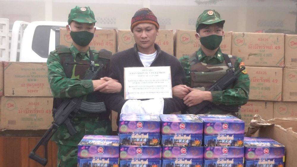 Kiểm tra xe tải mang biển số Lào, thu giữ 35 thùng carton, bắt tại chỗ Chăn Khon - Sụ Văn Nạ Phon - ảnh 1