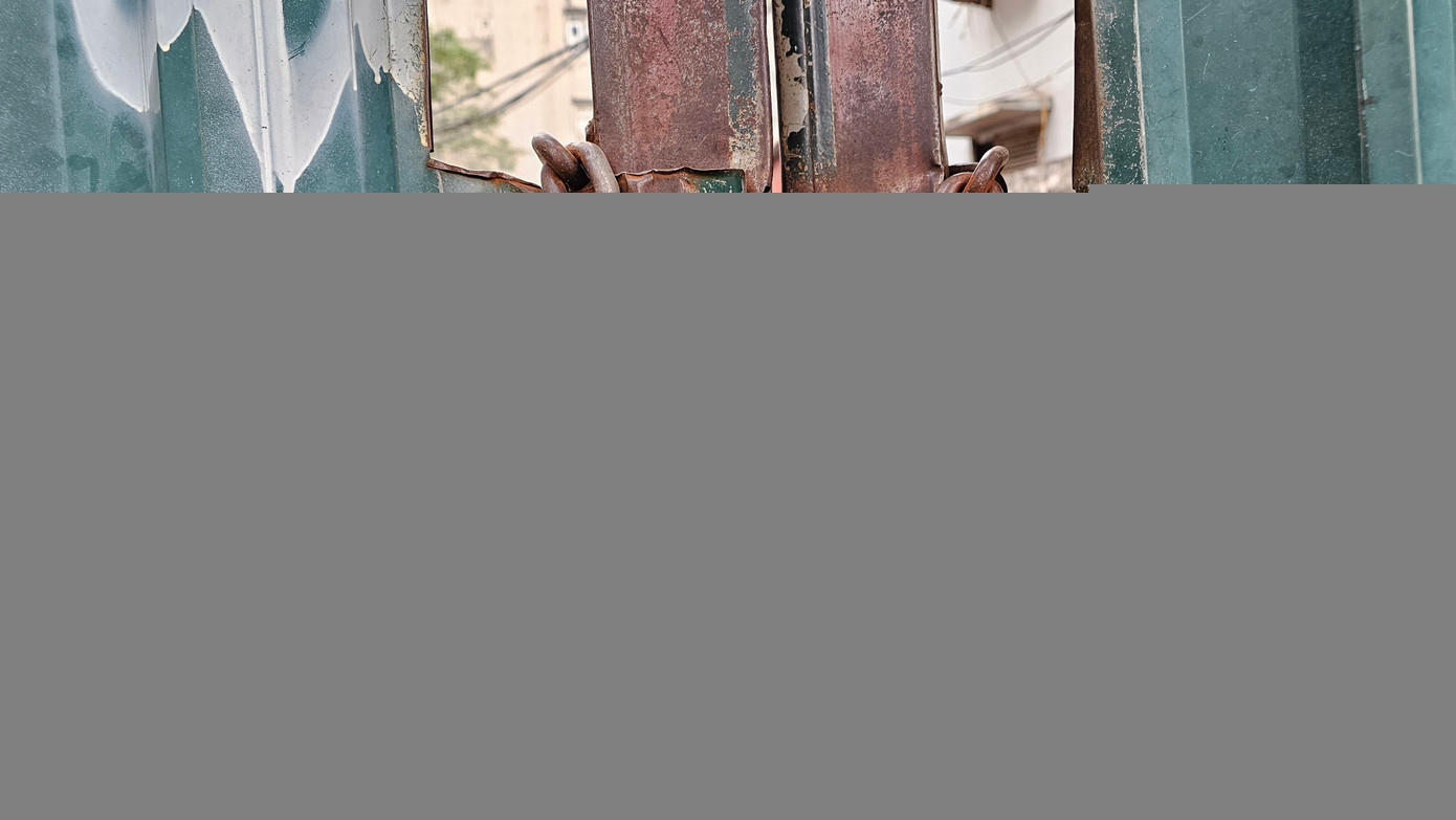 Khu đất số 11-13 Nguyễn Chí Thanh một phần đã giải phóng mặt bằng, quây tôn bỏ trống. Trong khi đó, một phần diện tích mặt tiền khu đất này đang làm quán ăn... 20260121-112947.jpg