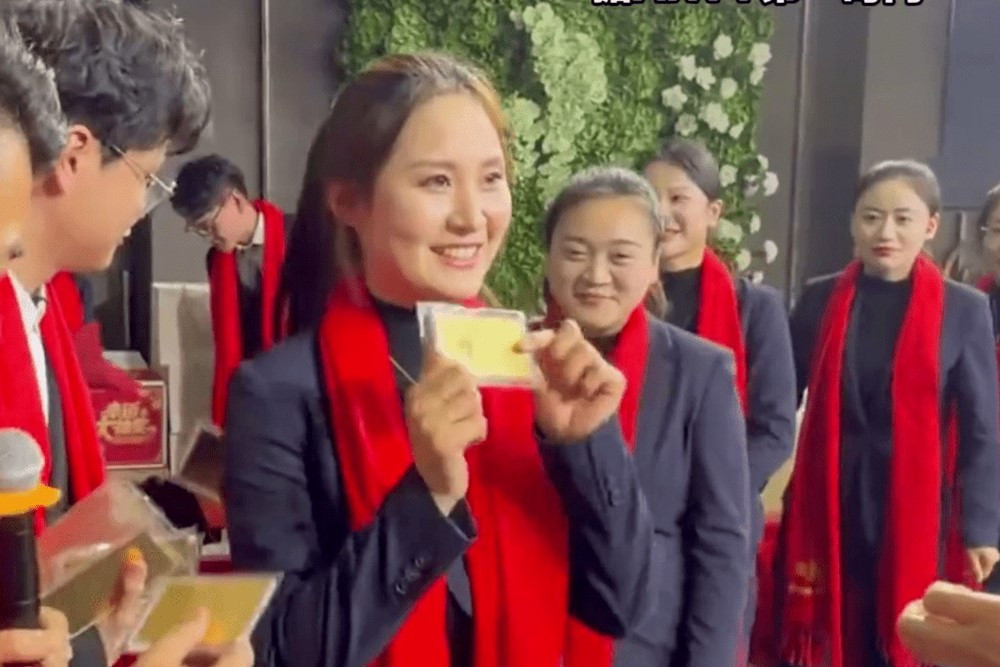 Ông chủ tiệm vàng 21 tuổi phát tiền và vàng cho nhân viên ngay tại tiệc tất niên, có người nhận tới 1 tỷ đồng - ảnh 2