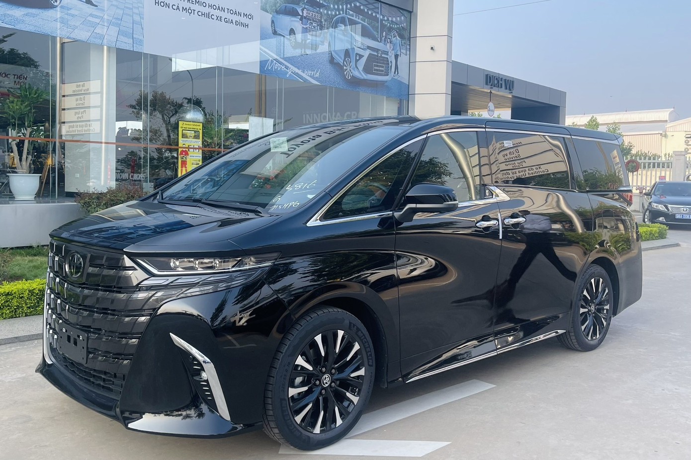 Toyota Alphard bản HEV giảm giá lên tới 200 triệu đồng. Ảnh: Đại lý toyota-alphard.jpg