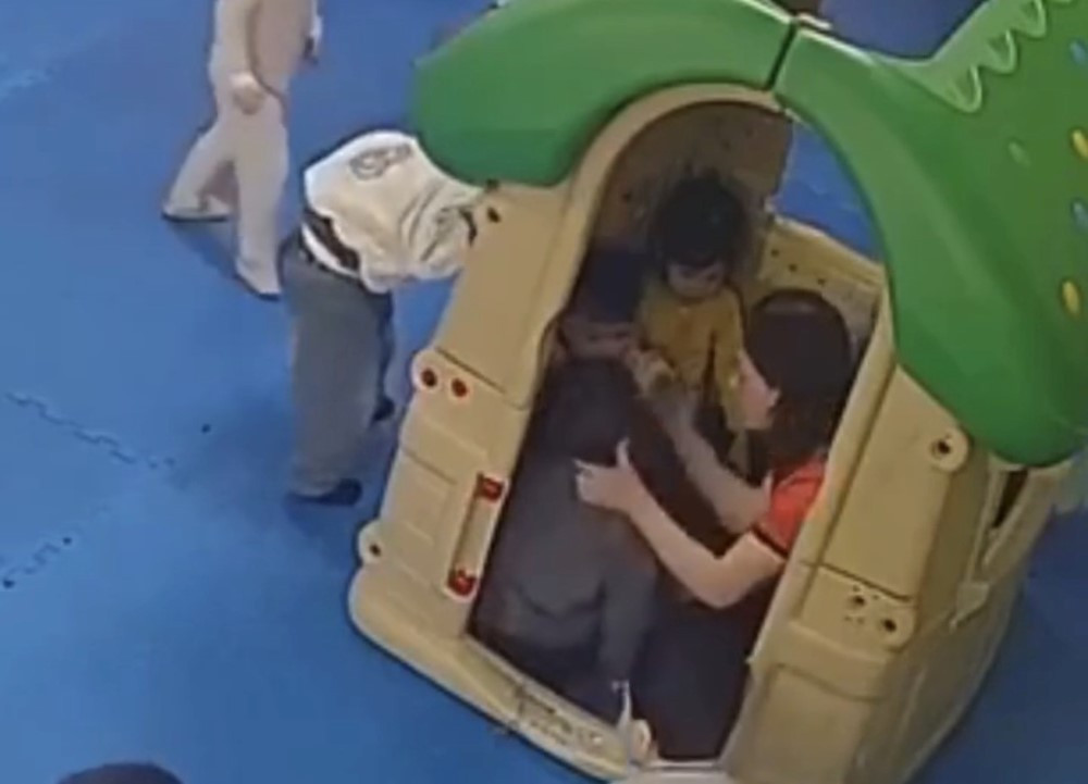 Đình chỉ nữ giáo viên mầm non N.T.B. - ảnh 1