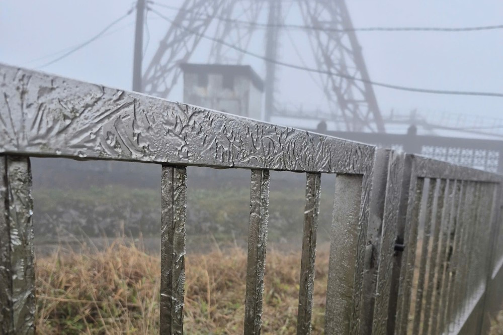 Không phải Fansipan, đây mới là đỉnh núi miền Bắc xuất hiện băng giá, khách du lịch đổ xô đến checkin - ảnh 2