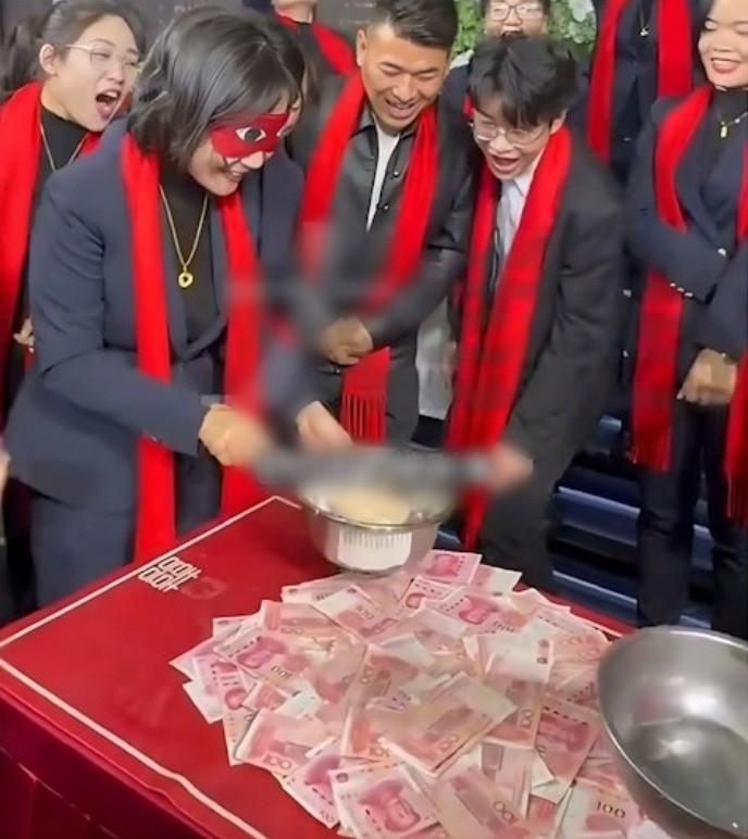 Ông chủ tiệm vàng 21 tuổi phát tiền và vàng cho nhân viên ngay tại tiệc tất niên, có người nhận tới 1 tỷ đồng - ảnh 1