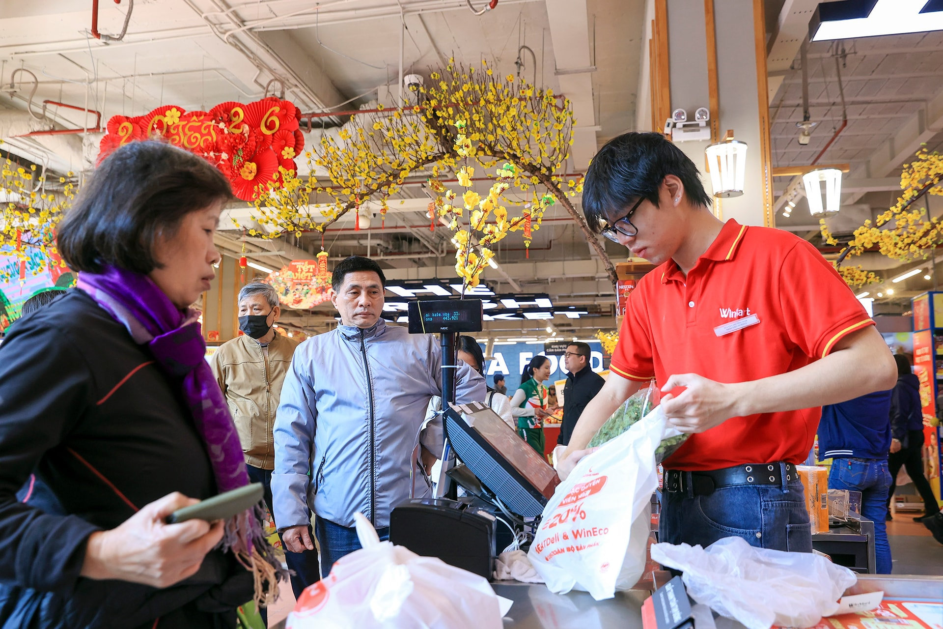 Không khí mua sắm Tết tràn ngập các siêu thị WinMart