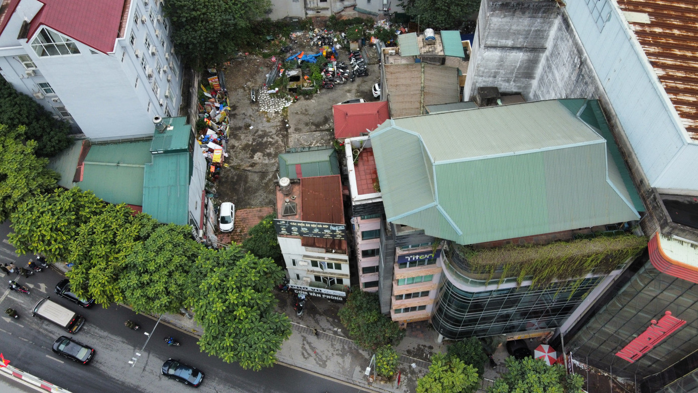 UBND TP Hà Nội vừa có quyết định thu hồi quyết định số 4126 ngày 24/8/2010 về việc cho phép chuyển mục đích sử dụng đất tại số 11-13 Nguyễn Chí Thanh, phường Giảng Võ, sang xây dựng công trình hỗn hợp và nhà ở bán. Cùng với đó, Thành phố cũng thu hồi toàn bộ các quyết định, văn bản điều chỉnh, đính chính liên quan, gồm Quyết định số 2447 ngày 31/5/2011 và văn bản số 9534/UBND-TNMT ngày 28/12/2012. dji-fly-20260121-120006-658-1768971743907-photo-optimized.jpg