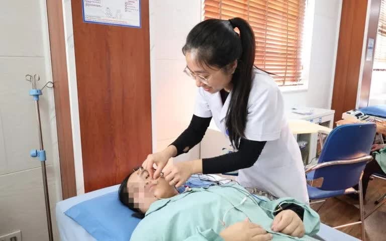 Ngủ dậy bỗng méo miệng, lệch mặt, không nhắm kín mắt: Bác sĩ cảnh báo bệnh dễ gặp khi trời rét - ảnh 1
