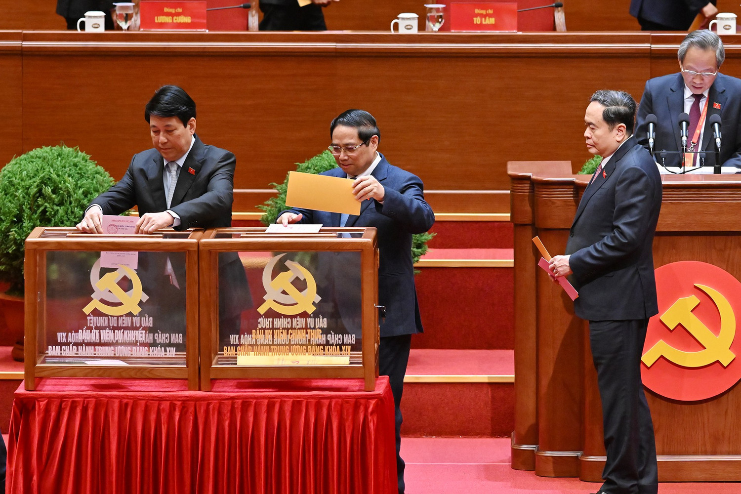 CHÙM ẢNH: Bỏ phiếu Bầu Ban Chấp hành Trung ương Đảng khóa XIV- Ảnh 5.