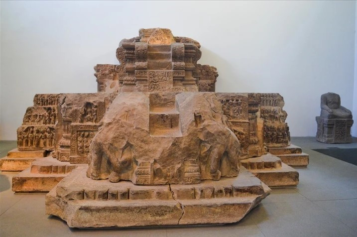 Phát hiện báu vật 1.100 năm tuổi bằng sa thạch tại Việt Nam, hé lộ về thánh địa vĩ đại bậc nhất Đông Nam Á thời cổ đại - ảnh 1