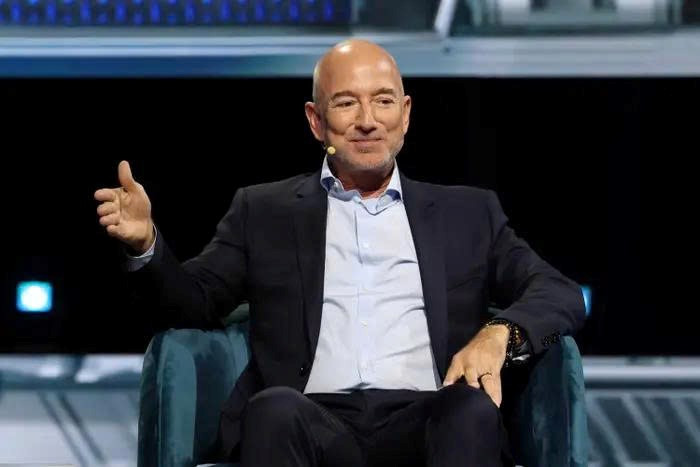 Jeff Bezos tung mạng lưới hơn 5.400 vệ tinh, thách thức trực diện Starlink của Elon Musk - ảnh 1