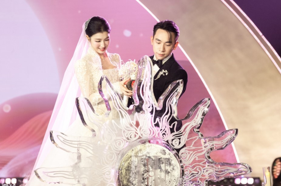 Hé lộ chiếc xe rước dâu ‘độc nhất vô nhị’ mà con trai tỷ phú Phạm Nhật Vượng cầm cái trong ngày trọng đại - ảnh 8