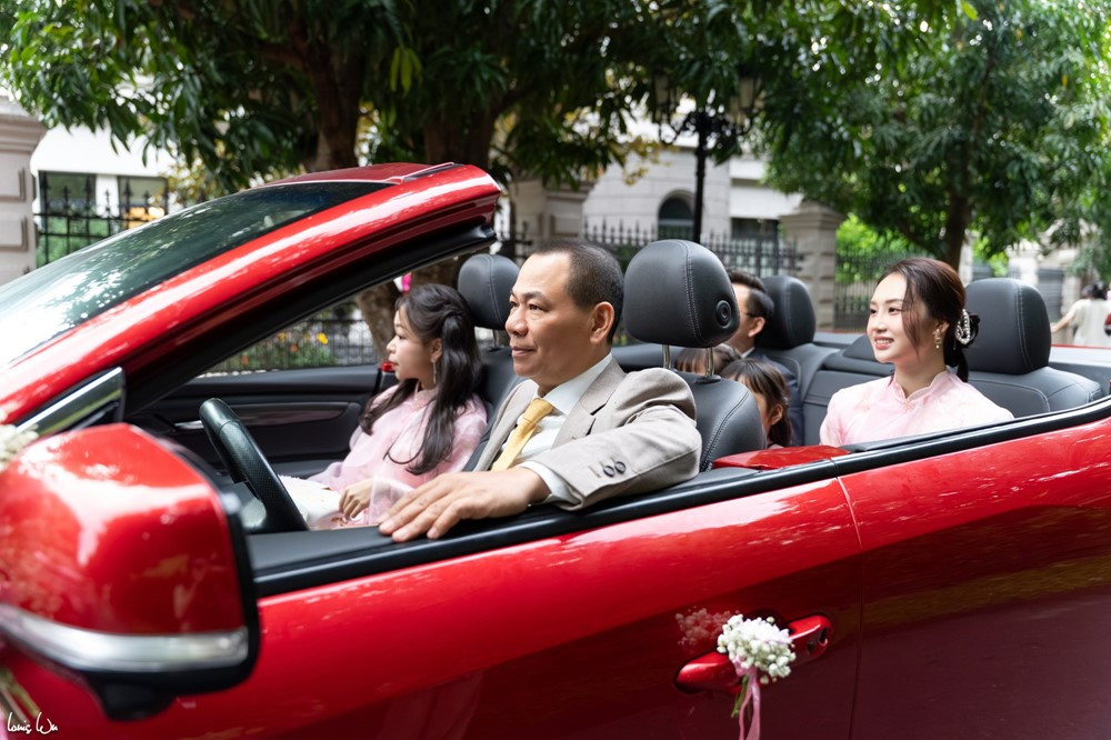 Hé lộ chiếc xe rước dâu ‘độc nhất vô nhị’ mà con trai tỷ phú Phạm Nhật Vượng cầm cái trong ngày trọng đại - ảnh 4