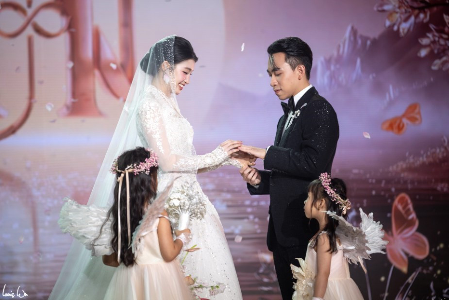 Hé lộ chiếc xe rước dâu ‘độc nhất vô nhị’ mà con trai tỷ phú Phạm Nhật Vượng cầm cái trong ngày trọng đại - ảnh 7